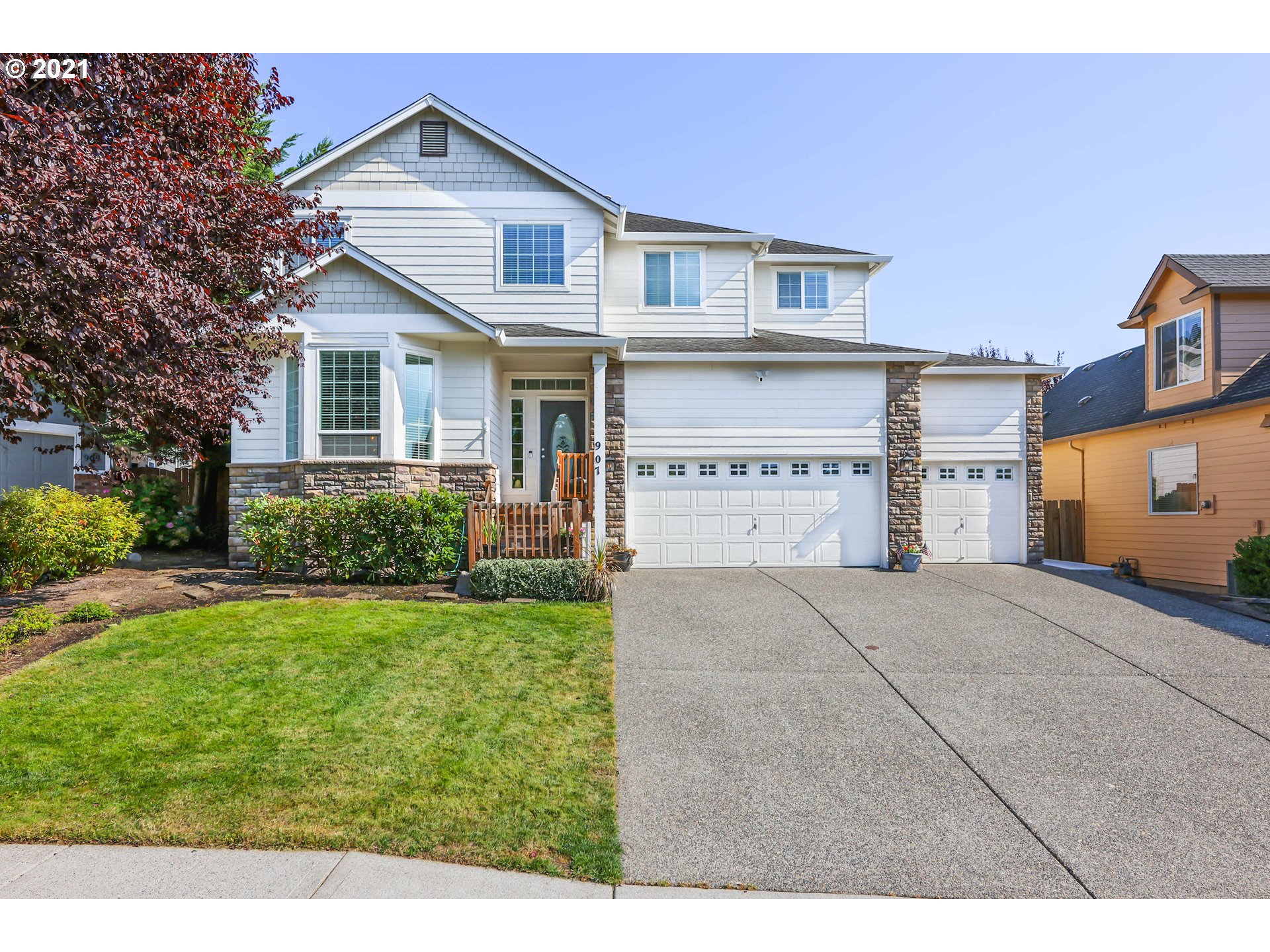 907 North 9th Way Ridgefield, WA 98642 - Photo 1 of 32 a front view of a house with a yard and garage