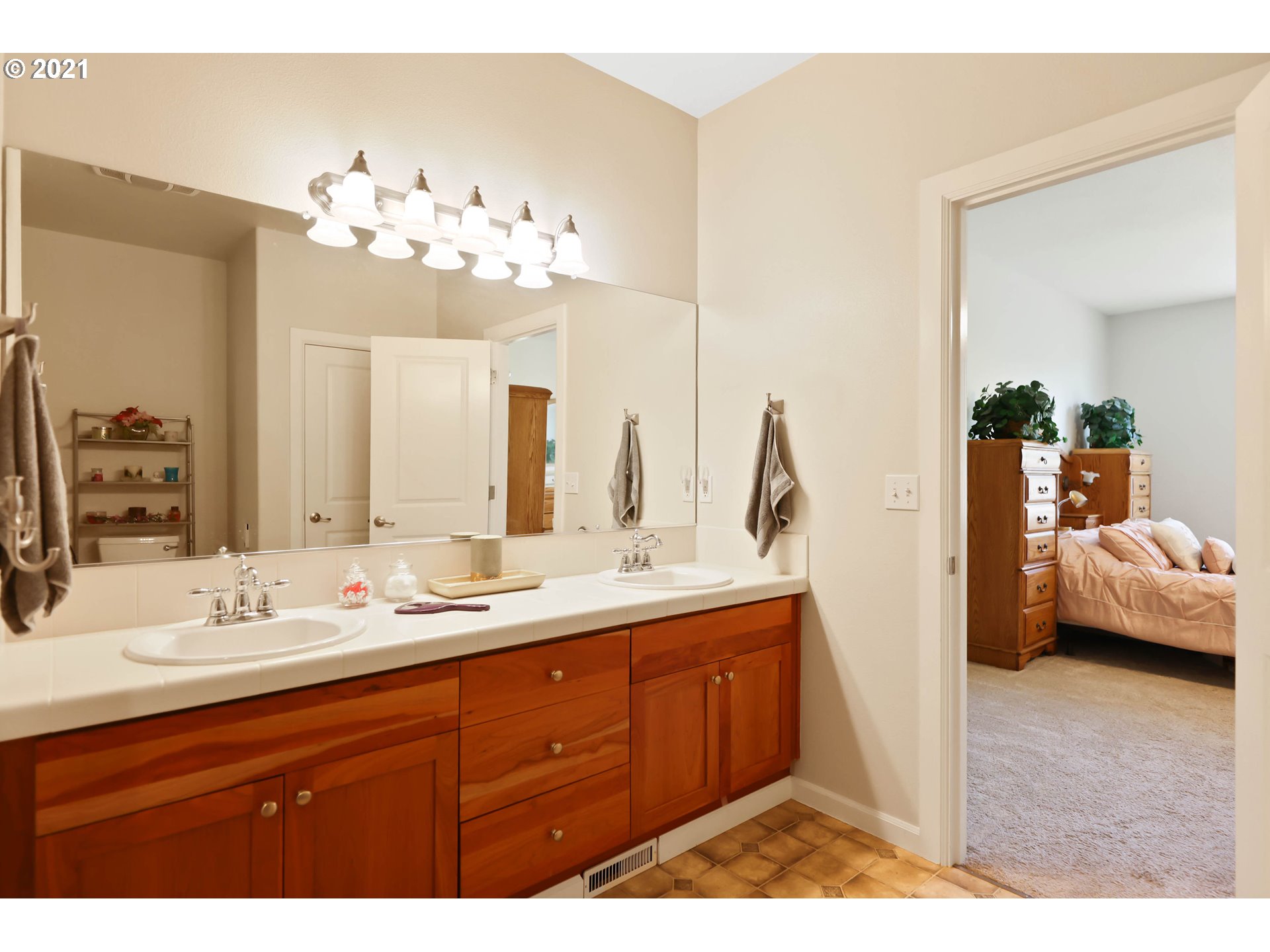 907 North 9th Way Ridgefield, WA 98642 - Photo 18 of 32 a en suite bathroom with a double vanity sink and a mirror