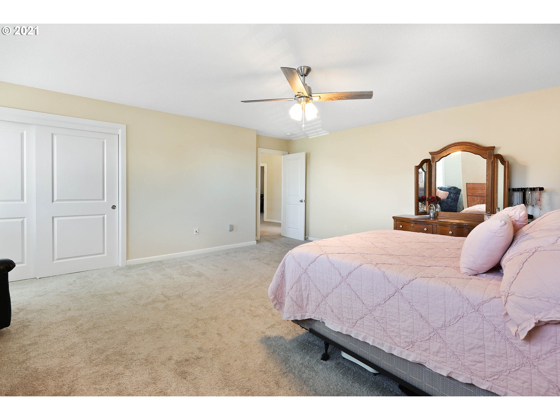 907 North 9th Way Ridgefield, WA 98642 - Photo 24 of 32 a spacious bedroom with a bed and a window