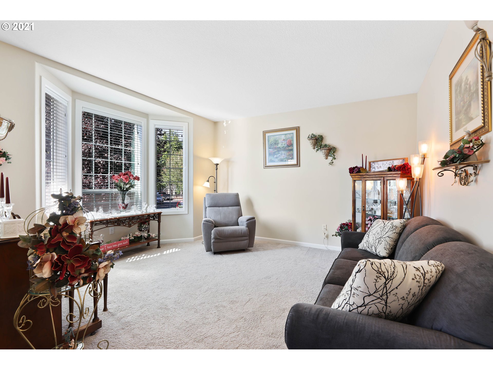 907 North 9th Way Ridgefield, WA 98642 - Photo 4 of 32 a living room with furniture and a window