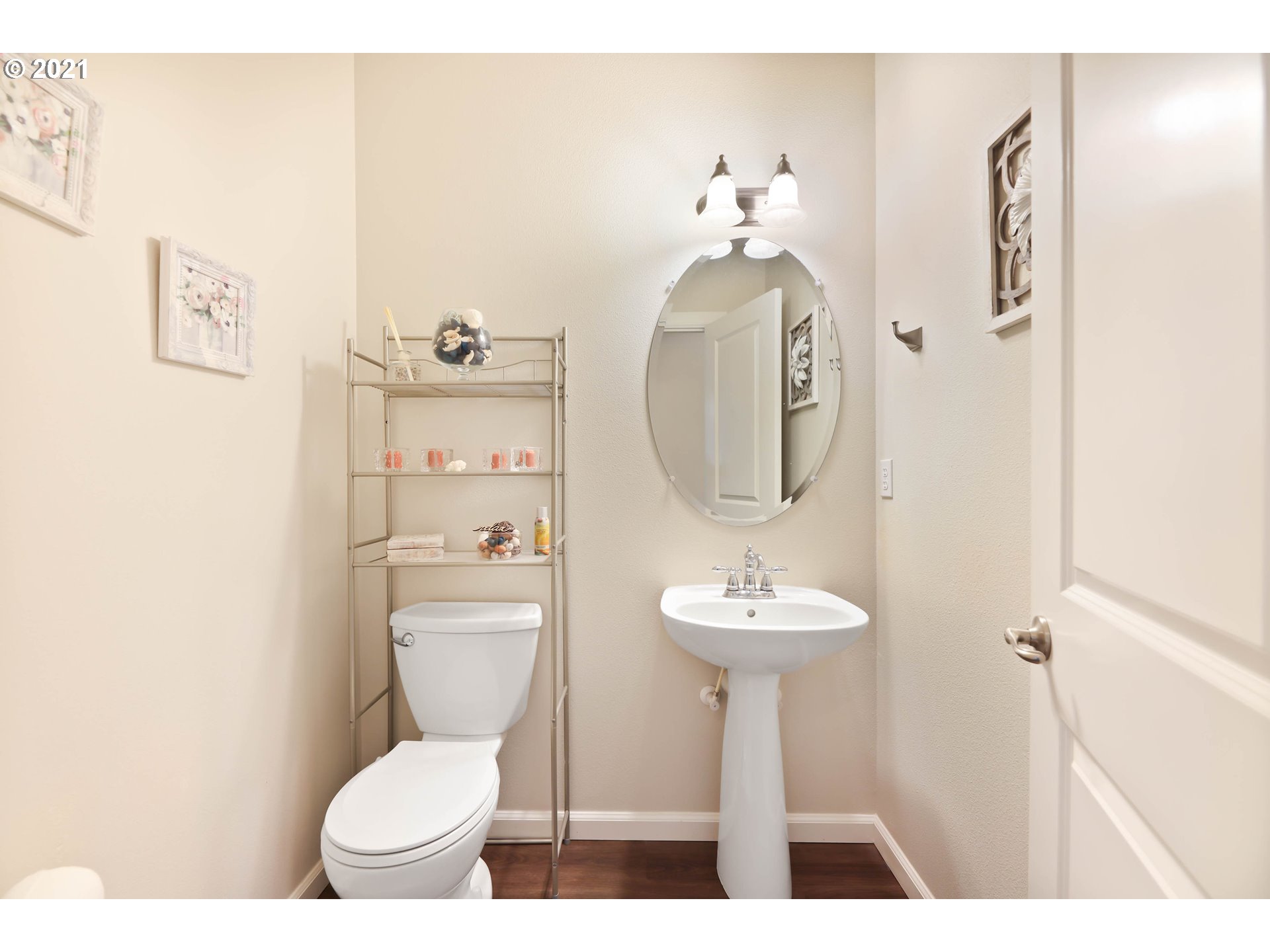 907 North 9th Way Ridgefield, WA 98642 - Photo 6 of 32 a bathroom with a toilet sink and mirror