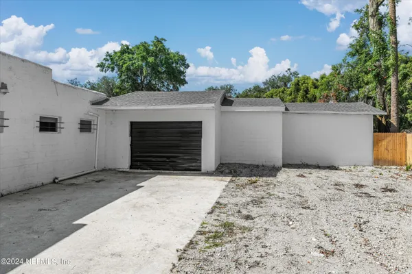 a view of a backyard