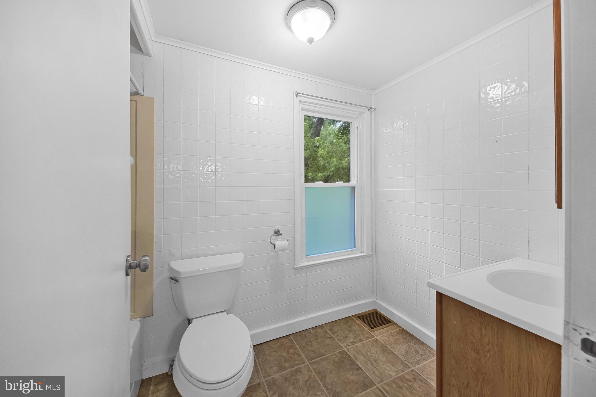 108 Poplar Road Fleetwood, PA 19522 - Photo 33 of 46 Master Bath