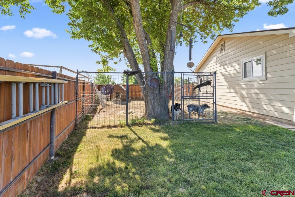 15567 6282nd Road Montrose, CO 81403 - Photo 22 of 36 a view of a house with backyard and sitting area