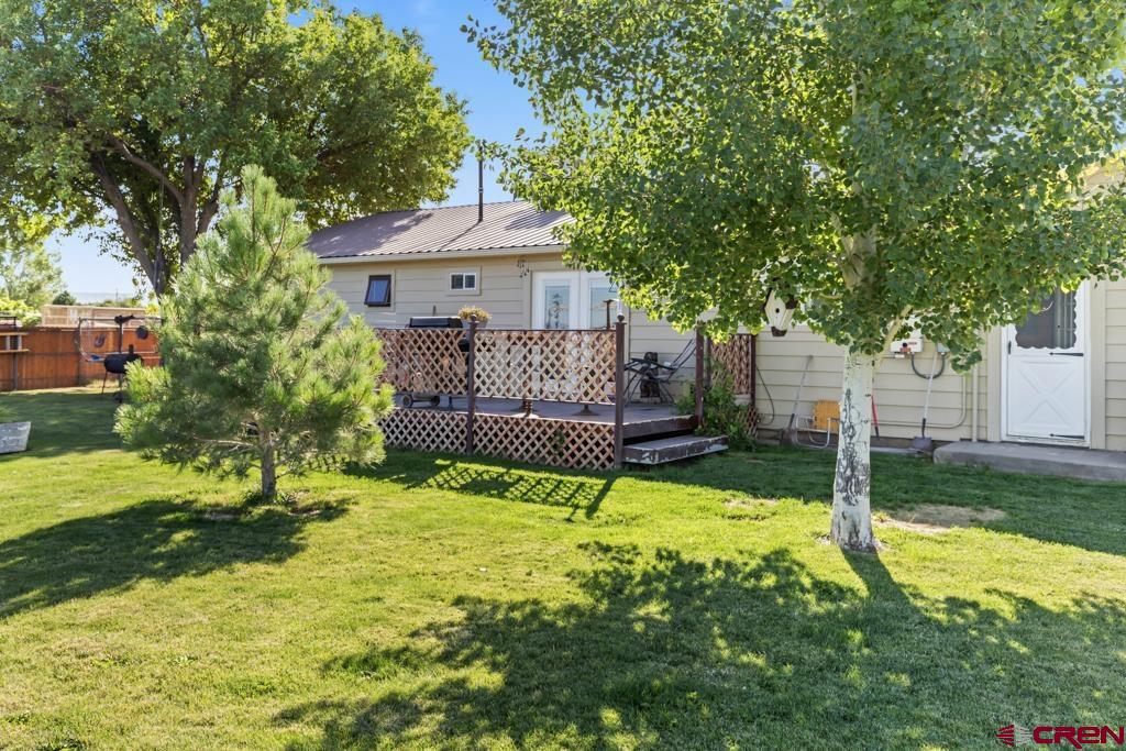 15567 6282nd Road Montrose, CO 81403 - Photo 25 of 36 a view of a house with backyard and a tree