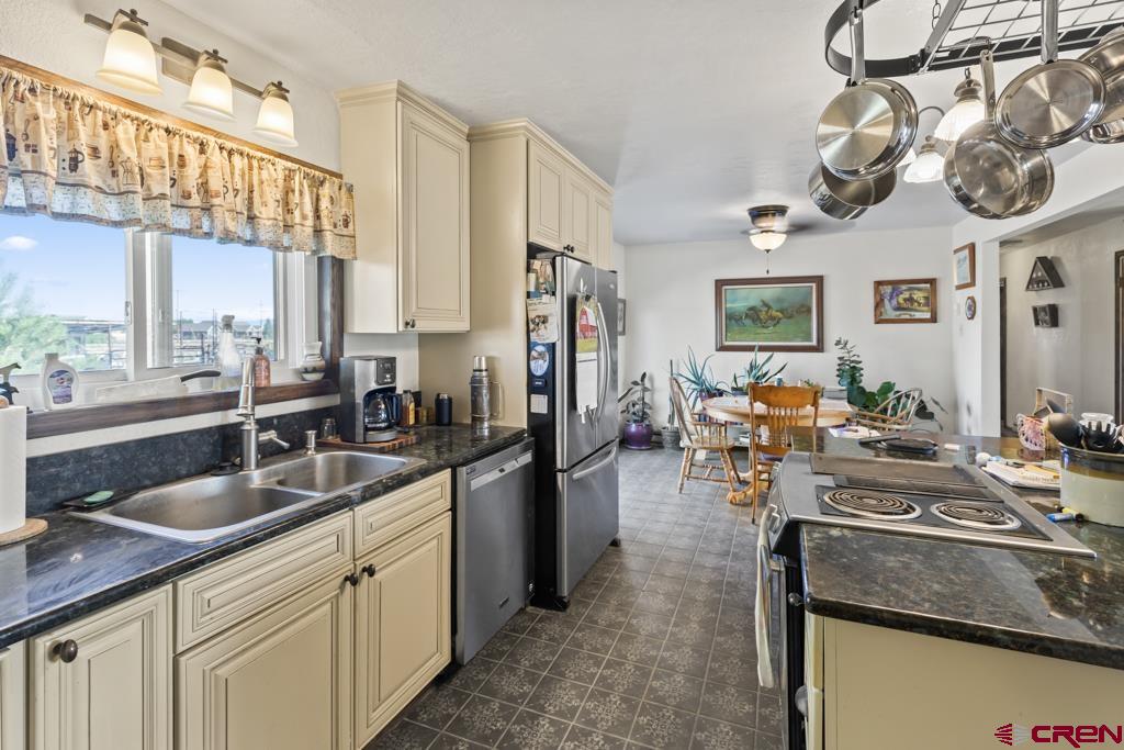 15567 6282nd Road Montrose, CO 81403 - Photo 5 of 36 a kitchen with lots of counter top space