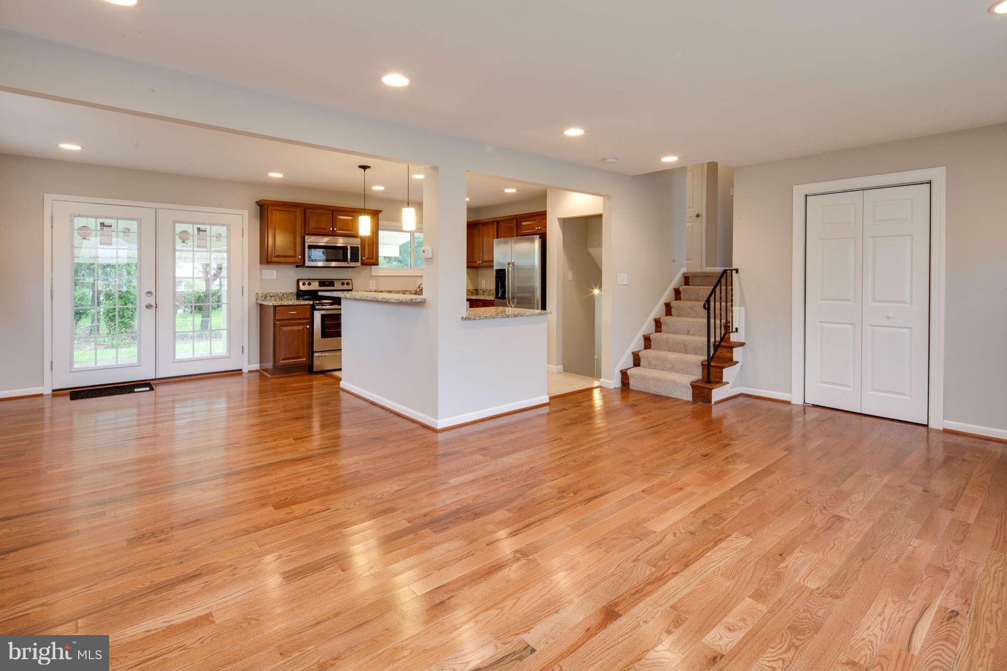 1012 Southridge Road Baltimore, MD 21228 - Photo 5 of 29 Living Room