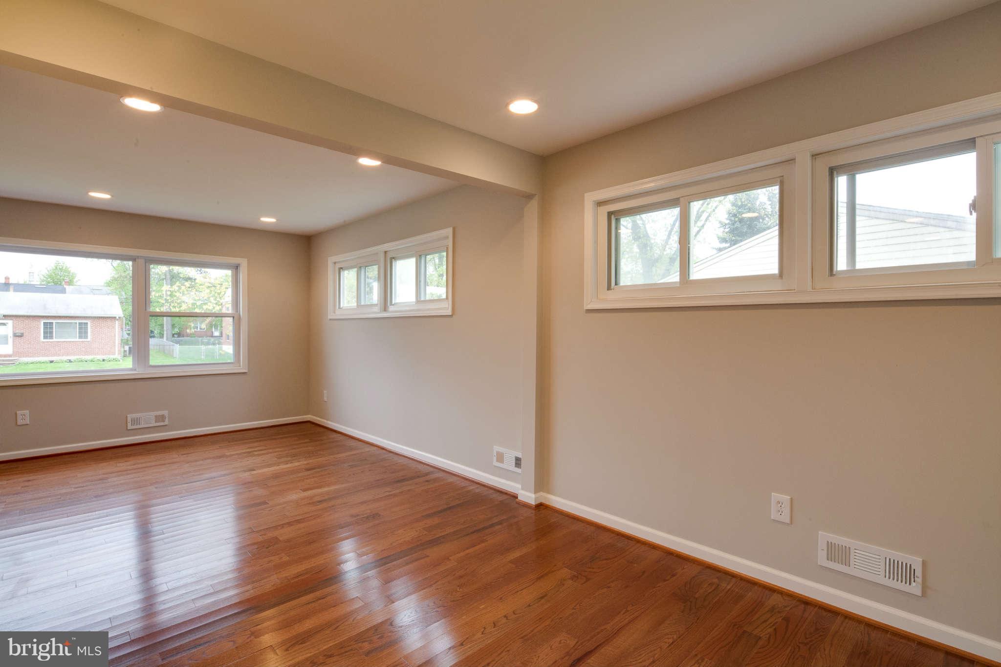 1012 Southridge Road Baltimore, MD 21228 - Photo 8 of 29 Living Room