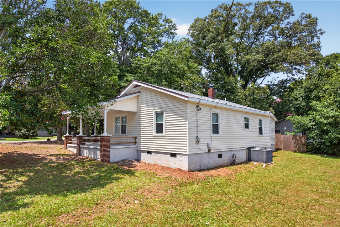 115 Pelfrey Street Seneca, SC 29672 - Photo 35 of 46 A well-maintained single-story residence with a welcoming front porch and a spacious, verdant yard.
