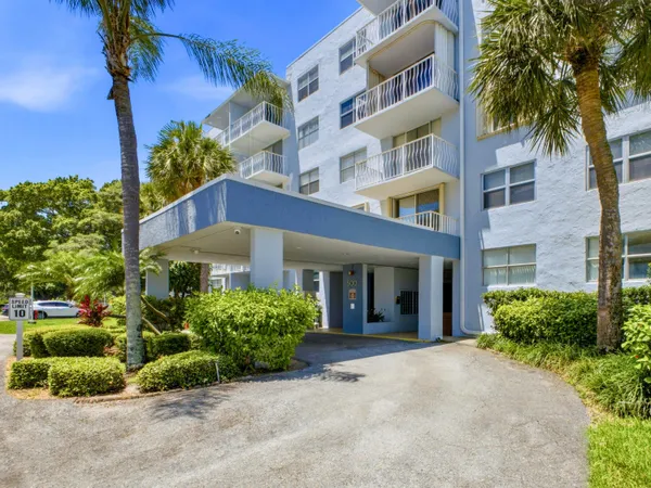 $1,400 | 500 Executive Center Drive, Unit 2M, West Palm Beach, FL 33401