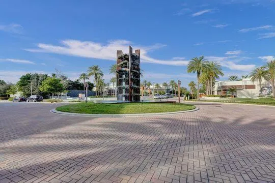 a view of a fountain in front of a building