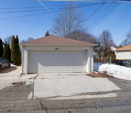 $1,425 | 2630 North 67th Street, Unit A, Wauwatosa, WI 53213