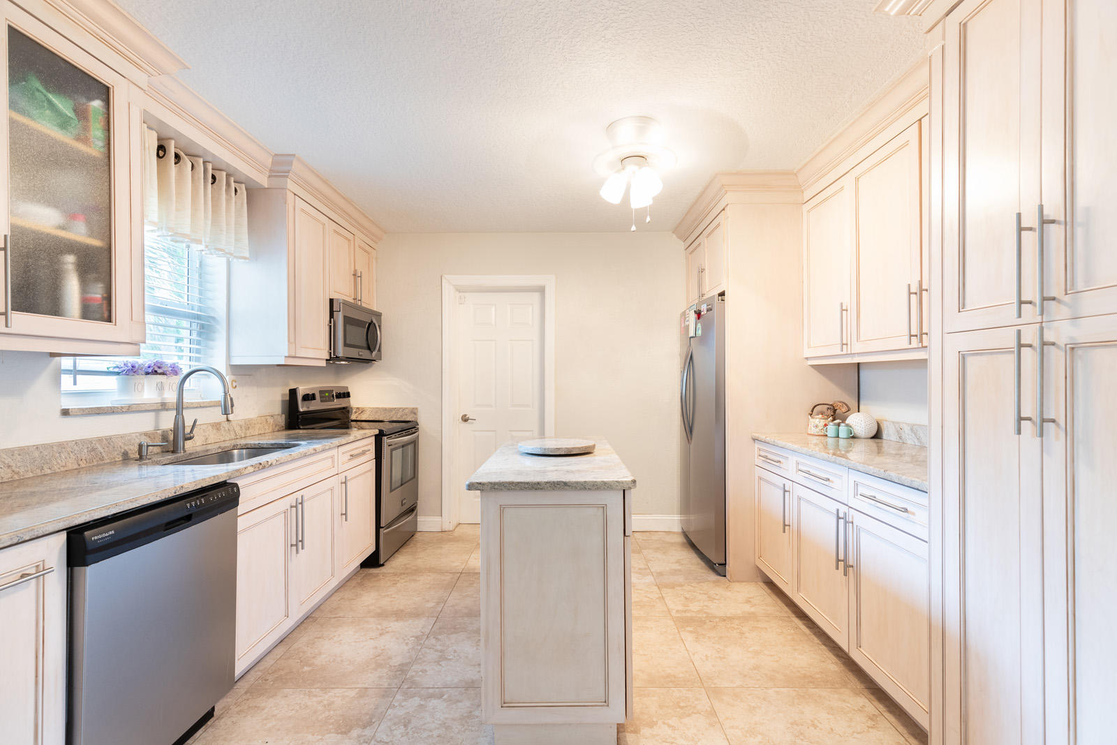 562 Davis Road Delray Beach, FL 33445 - Photo 8 of 22 5