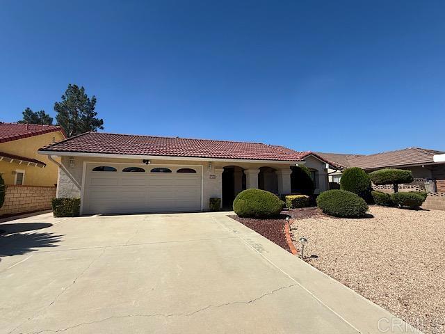 a view of front of a house with a yard