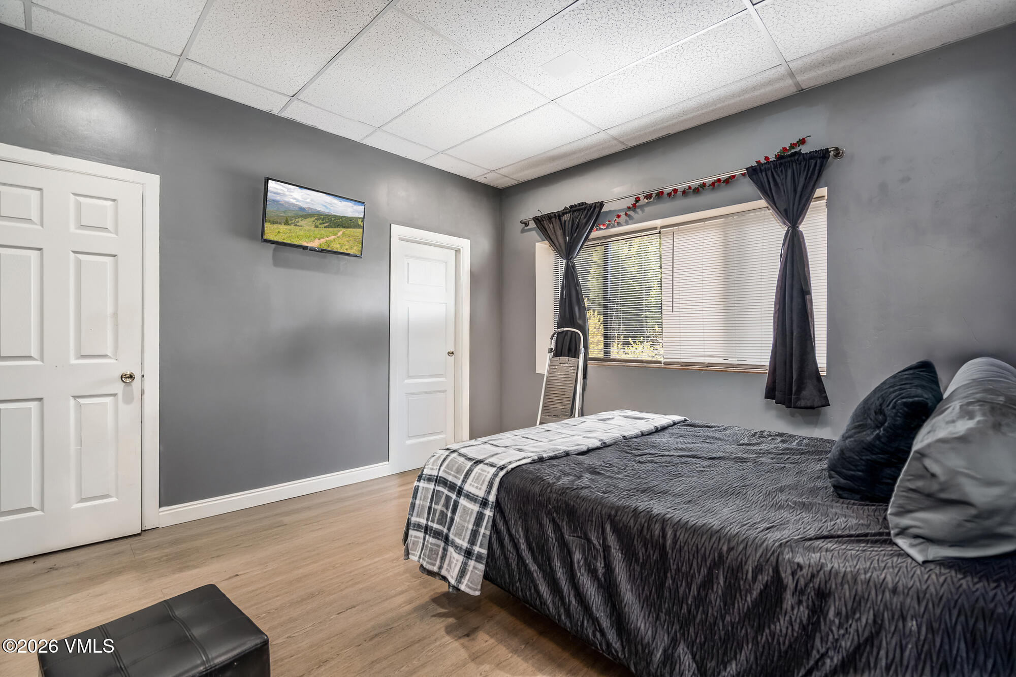 5 Murray Road, Unit B4 Edwards, CO 81632 - Photo 21 of 28 a bedroom with a bed and a window