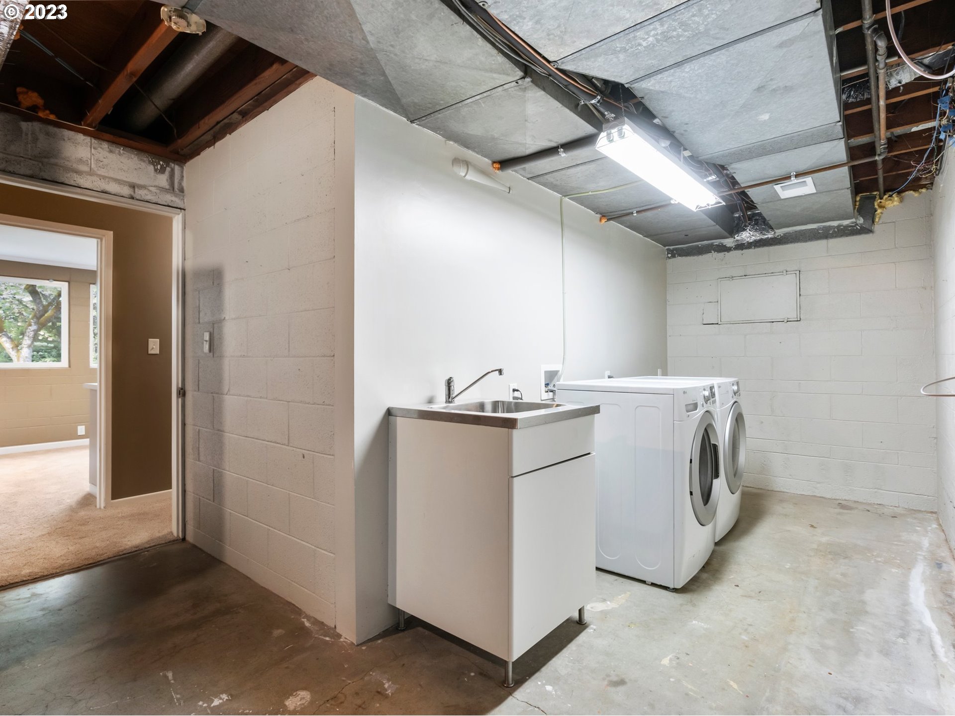 10382 Southwest Ridgeview Lane Portland, OR 97219 - Photo 33 of 46 Laundry