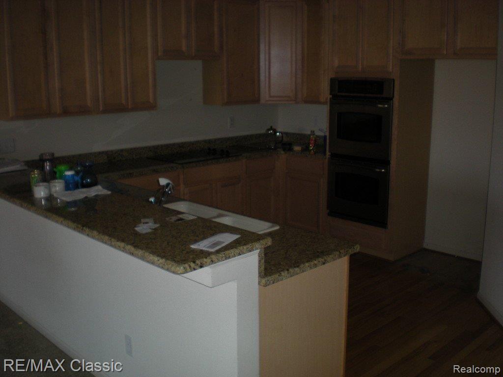 755 East Bluff Court Rochester, MI 48306 - Photo 2 of 7 Bluff E 755 Ct NVW MJM (22).JPG