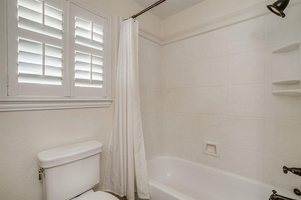 2196 Old Agnes Road Weatherford, TX 76088 - Photo 27 of 35 Guest Bathroom near Bedroom #3