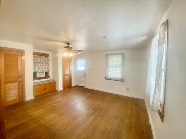 $900 | 5618 Avenue L, Unit UP, Galveston, TX 77551