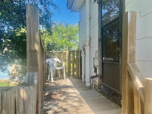 $900 | 5618 Avenue L, Unit UP, Galveston, TX 77551