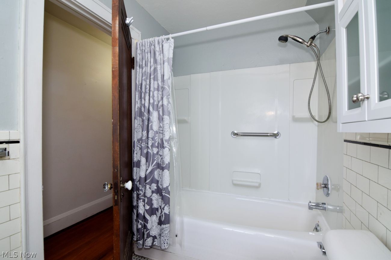 3615 Sutherland Road Shaker Heights, OH 44122 - Photo 20 of 38 Bathroom