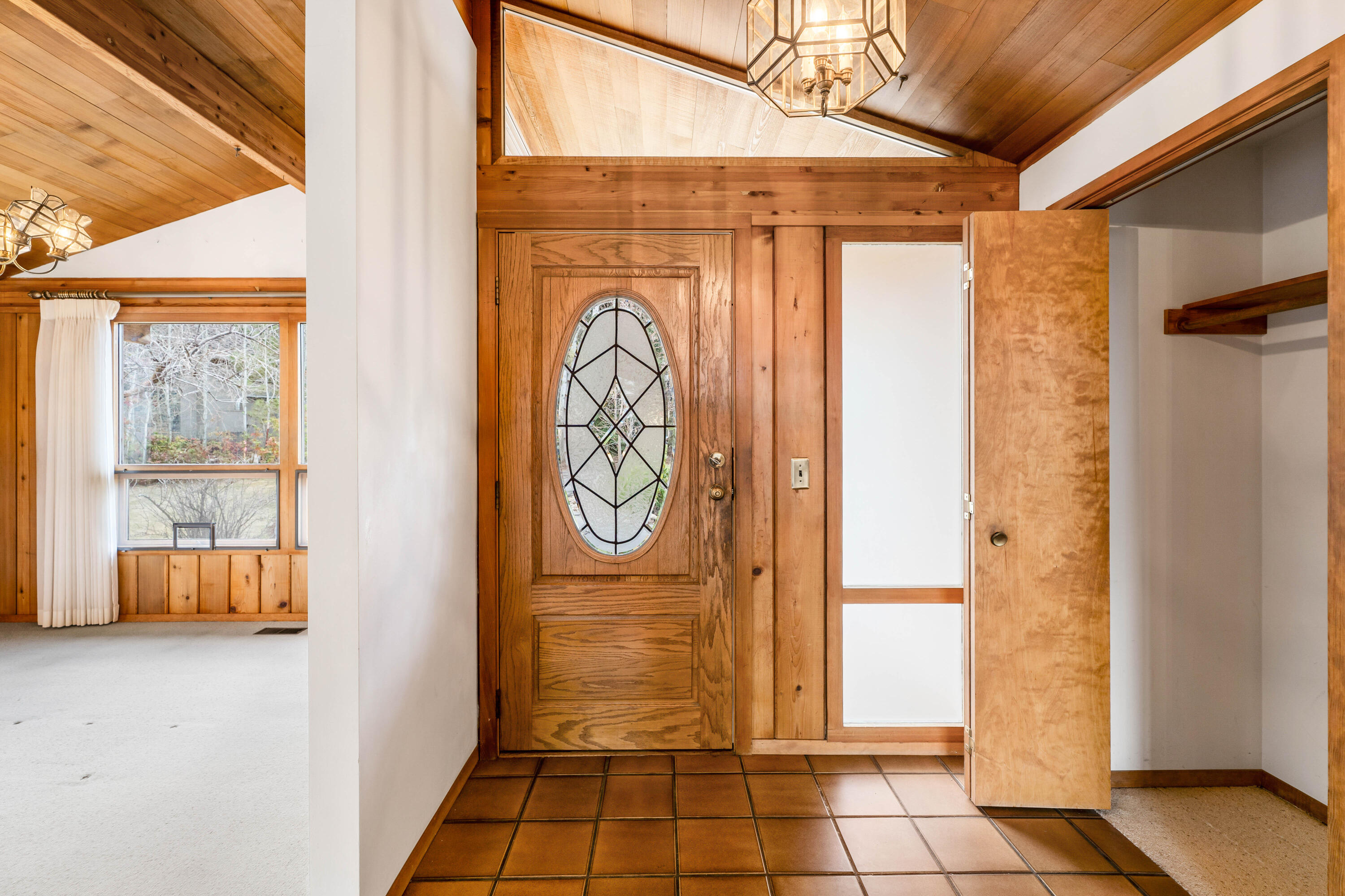 1670 Northwest Putnam Road Bend, OR 97703 - Photo 3 of 40 17-Entry