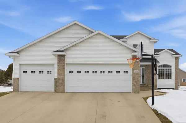 $640,000 | 1816 Queensbury Street, West Fargo, ND 58078