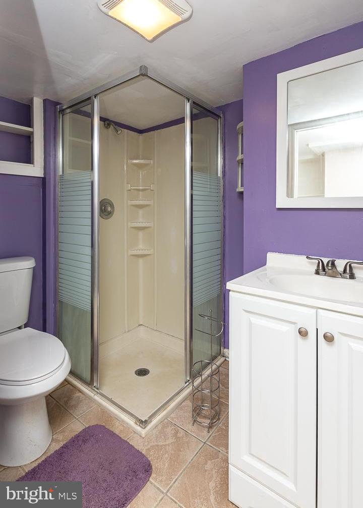 2029 Laurel Road Havertown, PA 19083 - Photo 21 of 45 a bathroom with a shower toilet and sink