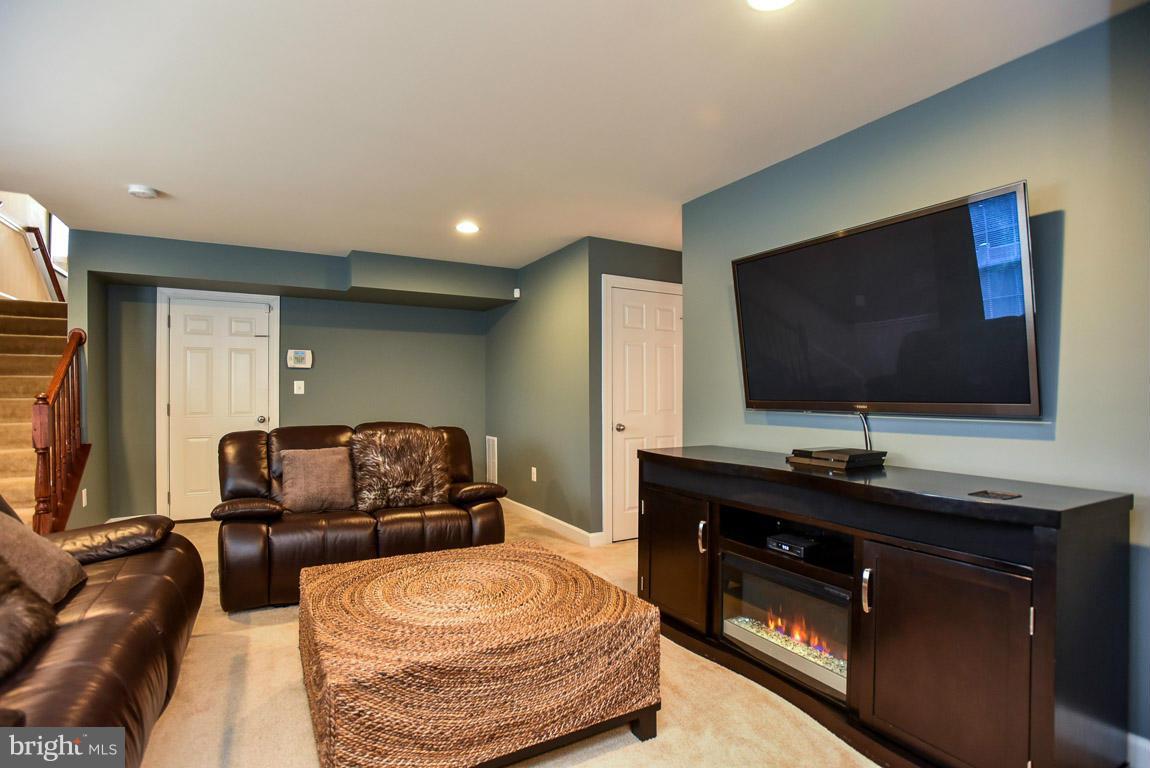 25175 Prairie Fire Square Aldie, VA 20105 - Photo 25 of 28 a living room with a flat screen tv and a couch