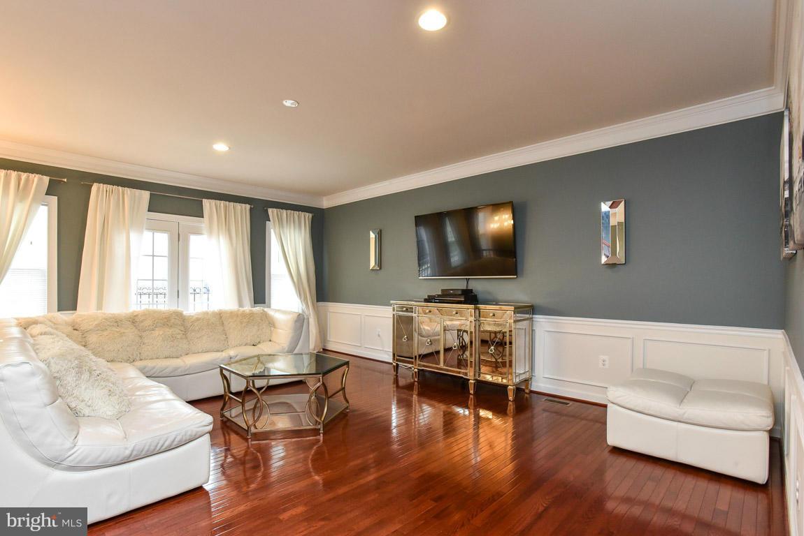 25175 Prairie Fire Square Aldie, VA 20105 - Photo 4 of 28 a living room with furniture and a flat screen tv