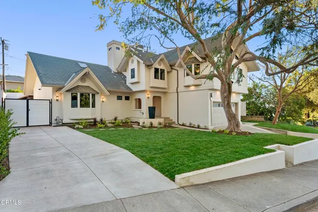 a view of a yard in front of a house
