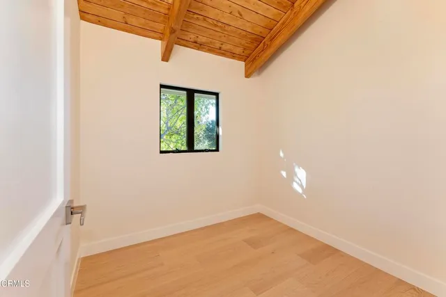 a view of empty room with window