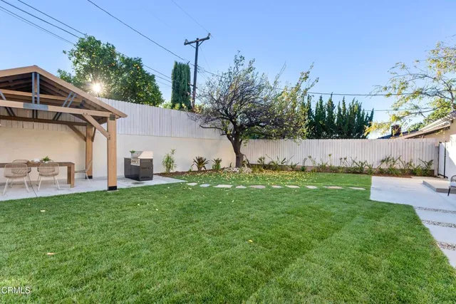 a view of a backyard