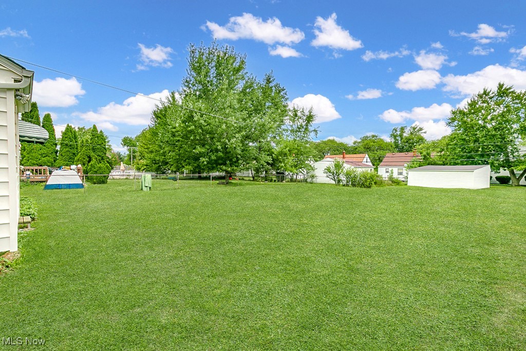 5189 Longton Road Lyndhurst, OH 44124 - Photo 3 of 21 Large backyard