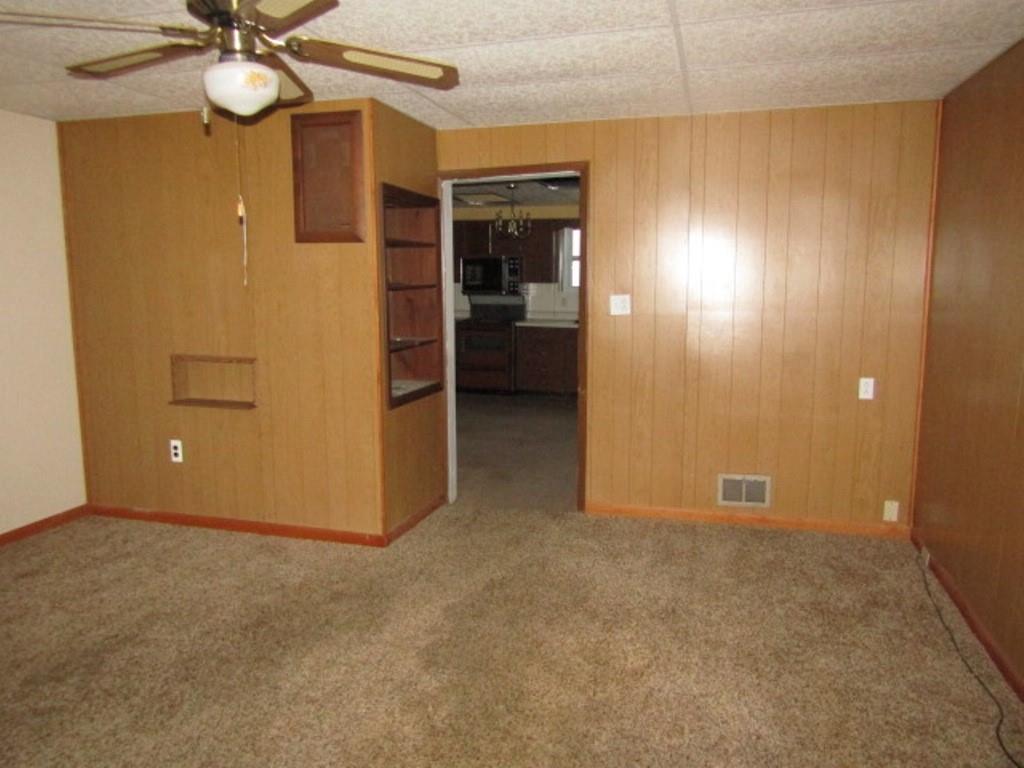 163 Poplar Road Avella, PA 15312 - Photo 14 of 32 an empty room with closet and a ceiling fan