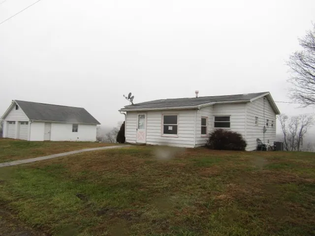 a view of a house with a yard
