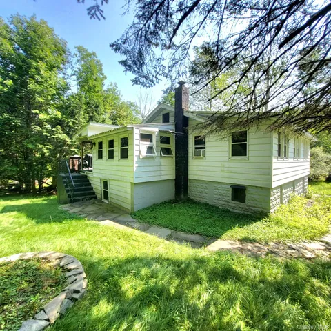 a view of a house with a yard