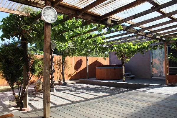 a view of a backyard