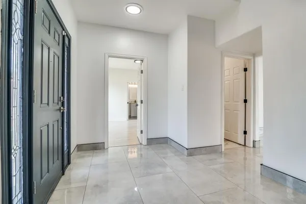 a view of an entryway with a livingroom