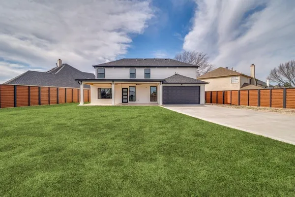a view of a yard in front of a house