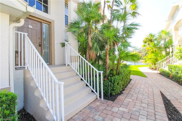 a view of a pathway of a house with wooden fence