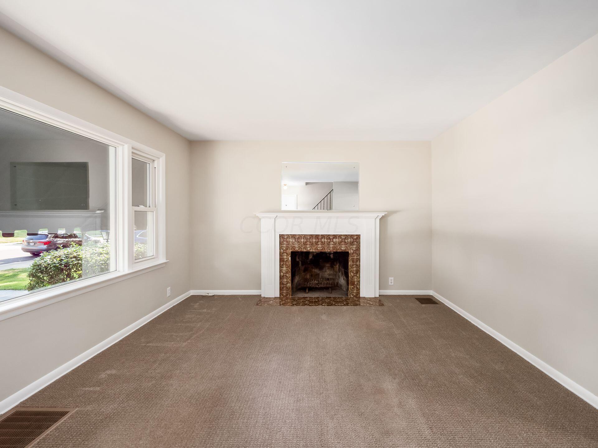 1569 Barrington Road Columbus, OH 43221 - Photo 5 of 43 Living Room