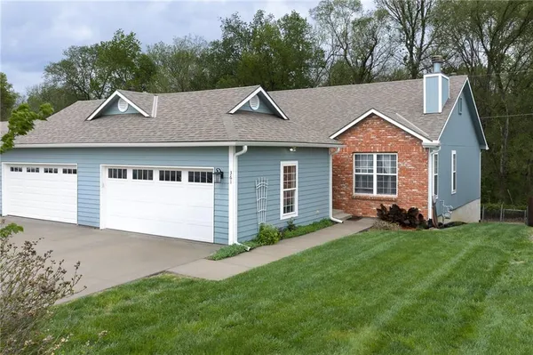 $289,950 | 361 East 12th Street, Tonganoxie, KS 66086