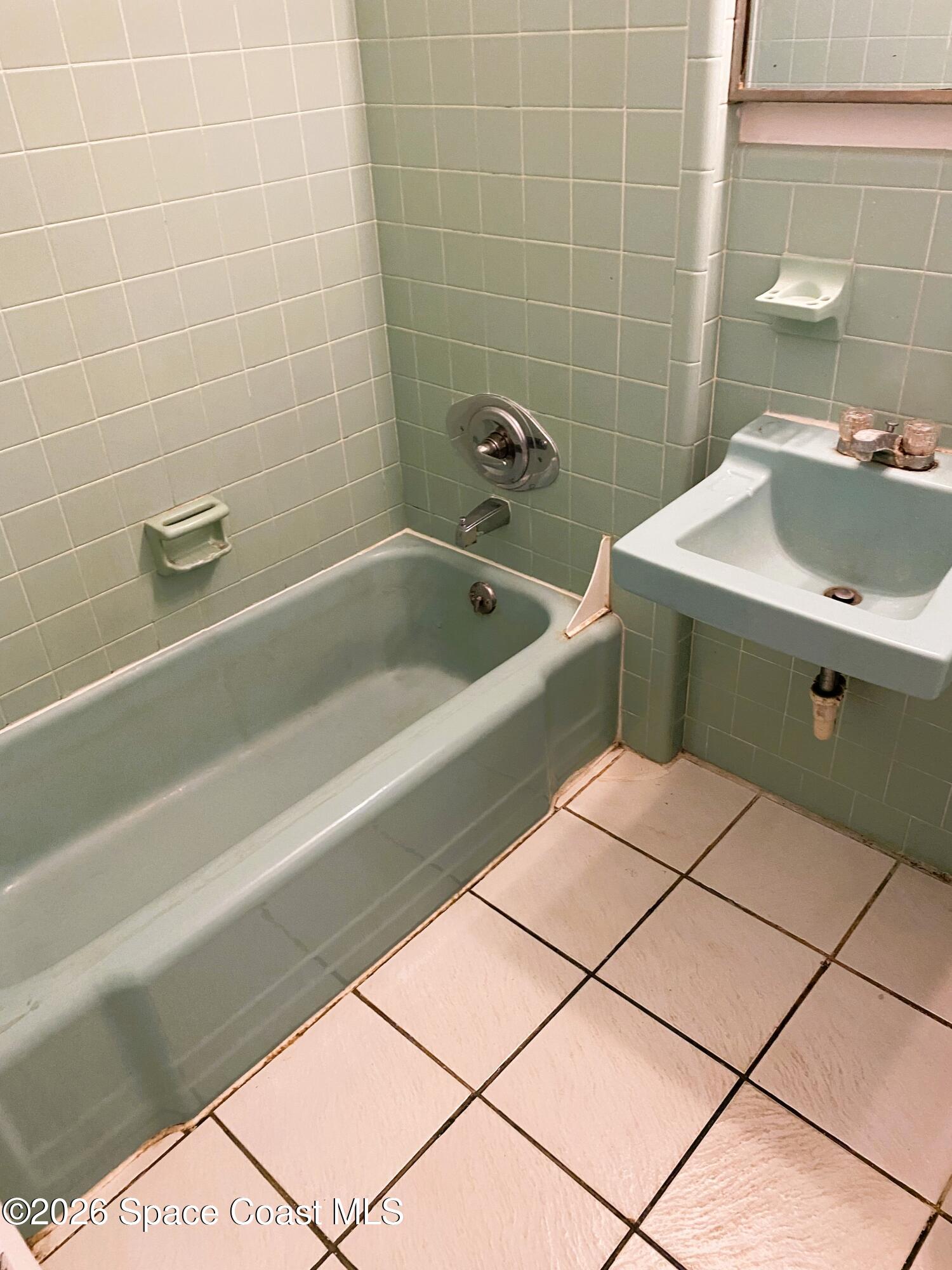 1199 Jordan Court Northeast, Unit B Palm Bay, FL 32905 - Photo 9 of 20 a bathroom with a bathtub and sink