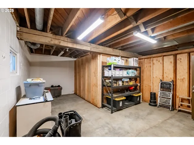 a view of livingroom with furniture