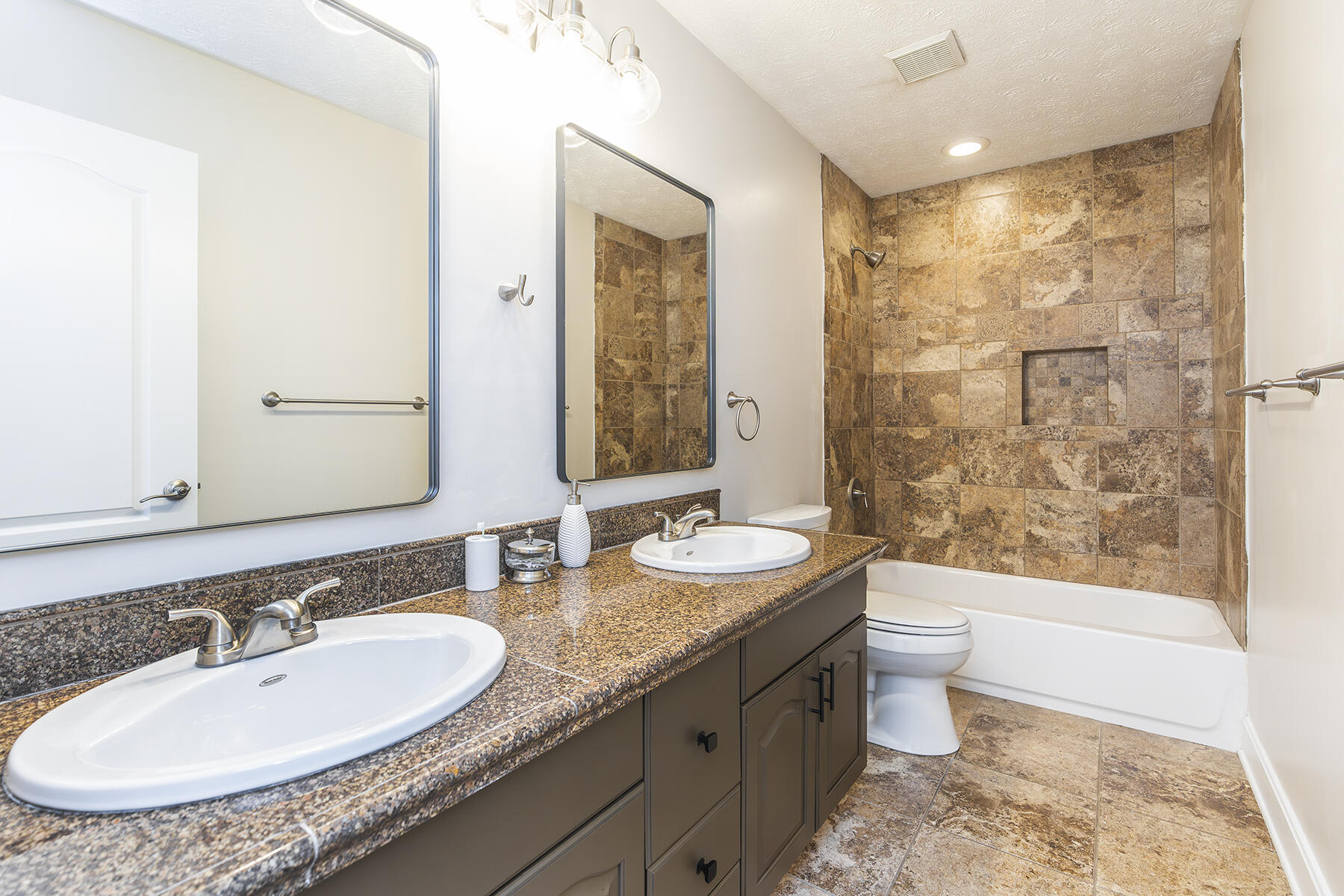 2104 Palomar Court Lexington, KY 40513 - Photo 47 of 69 Second Floor Full Bath