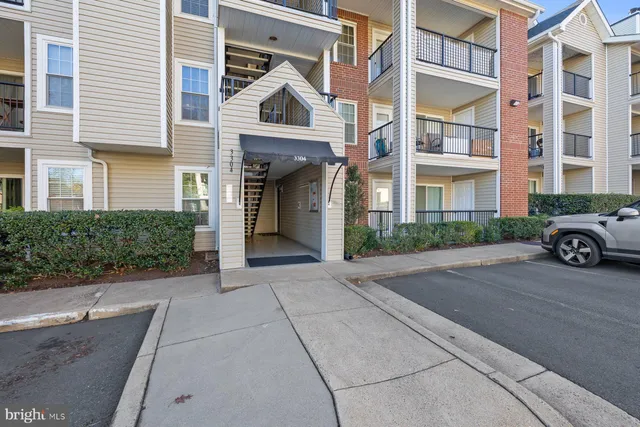 $2,575 | 3304 Wyndham Circle, Unit 134, Alexandria, VA 22302