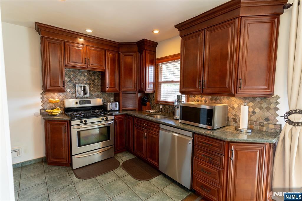 93 Brighton Road Clifton, NJ 07012 - Photo 10 of 32