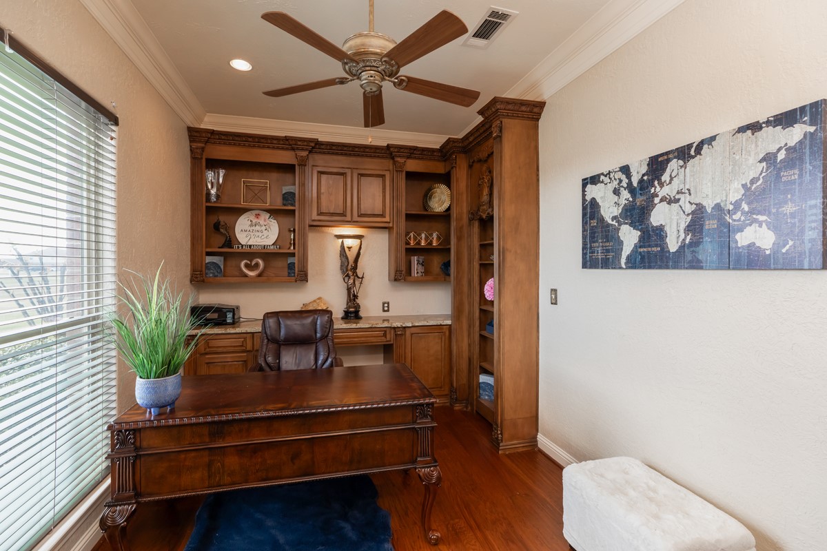 10940 Sheila Lane Beaumont, TX 77705 - Photo 5 of 50 a living room with furniture and a window