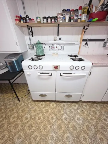 a view of large road with a yard